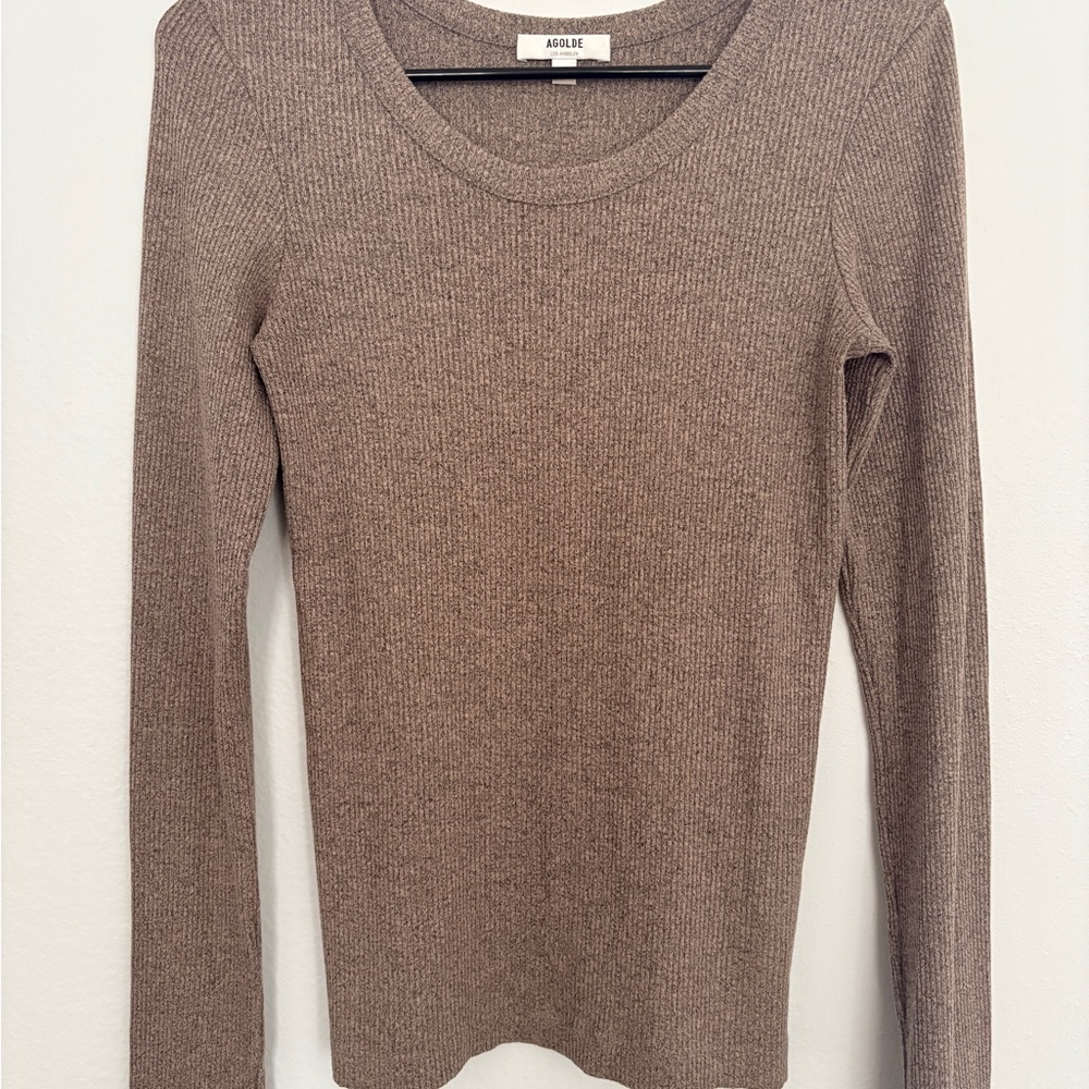 Agolde Ribbed Long-Sleeve Scoop Neck Top in Taupe